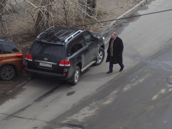 Евгений Ухин садится в автомобиль
